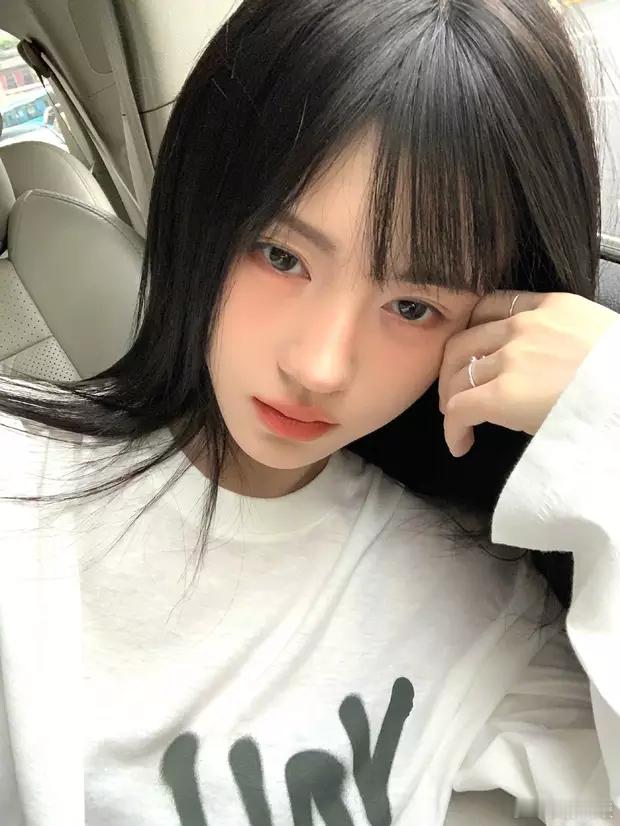 鞠婧祎齐刘海造型，元气满满。 ​​​