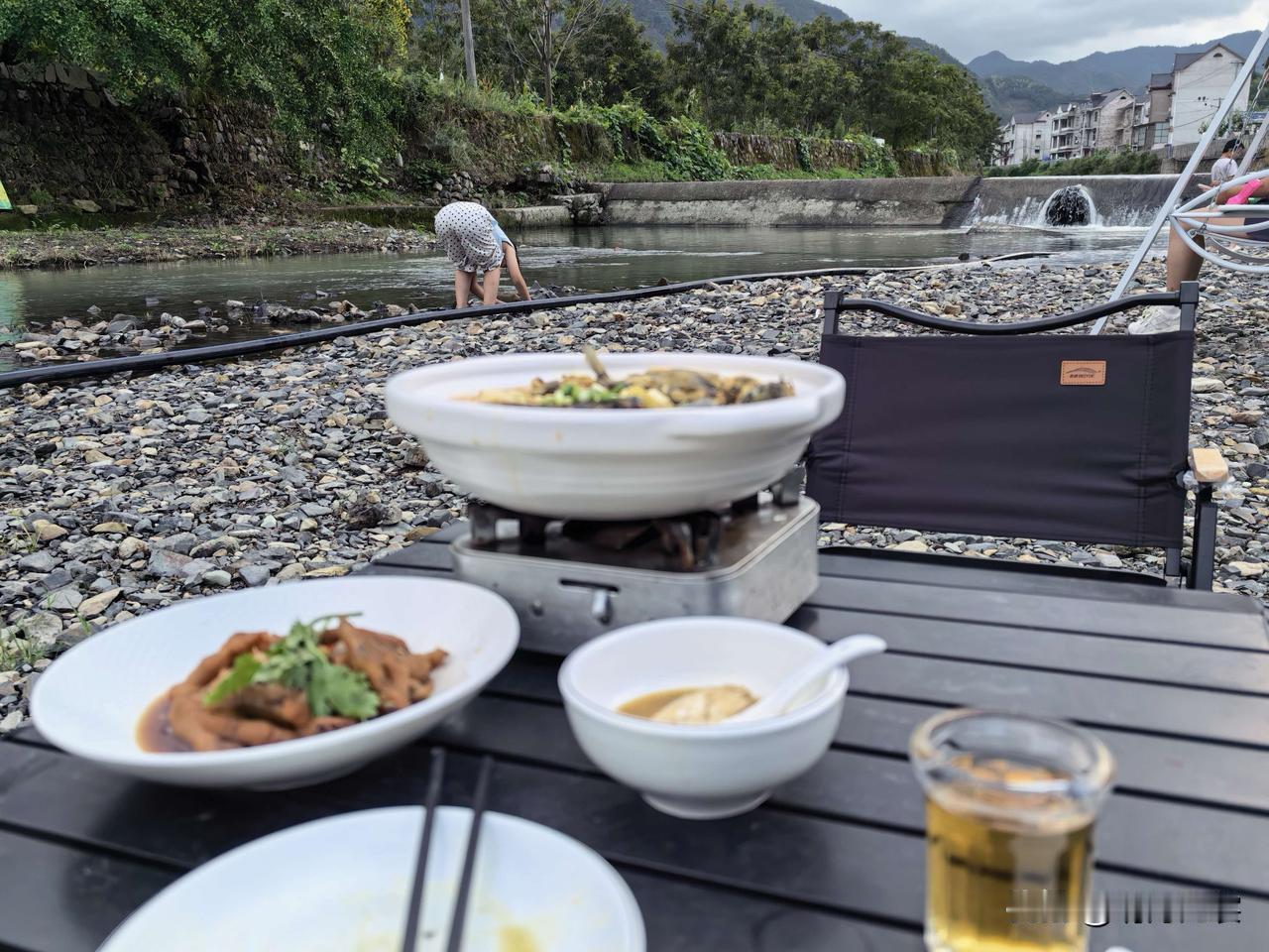 河边小酌，吃的农家河鲜。