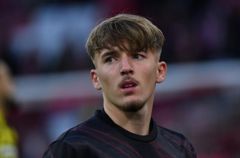 埃贝尔：梅西生涯已近尾声而卡尔才刚起步，巴萨倒是有位17岁边锋11月23日讯 拜