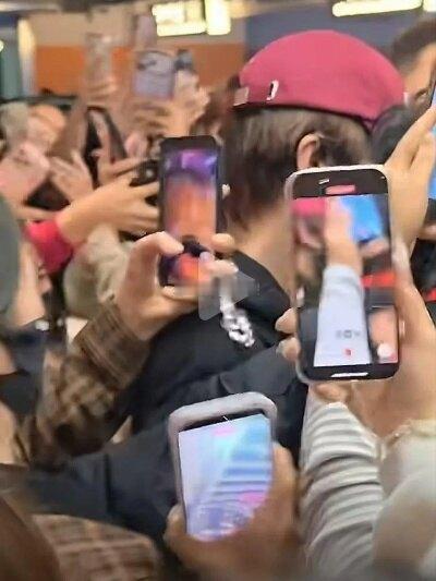 孙怡唐艺昕看周翊然被挤的反应活动现场人潮拥挤，周翊然被人群挤到，身旁孙怡、唐艺昕