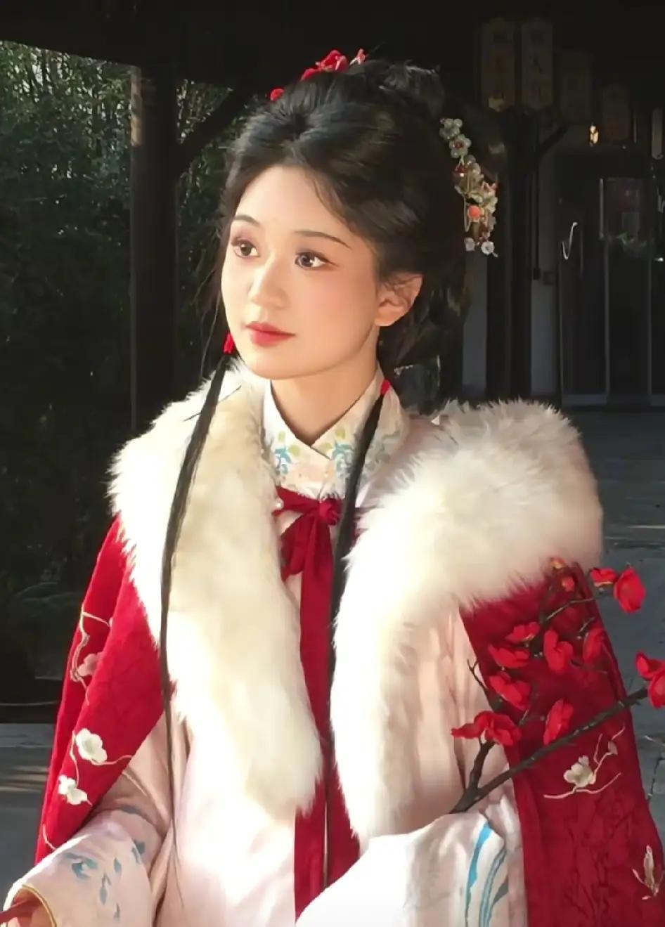 当年一杯交杯酒，
如今独酌无人瞅。
月下誓言犹在耳，
何必画扇悲风秋。