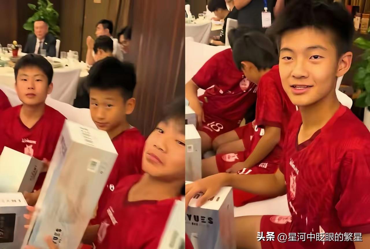庆功宴上，老板没发红包，给每个足球少年递了支三千块的电吹管。门将低头咬住嘴唇那一