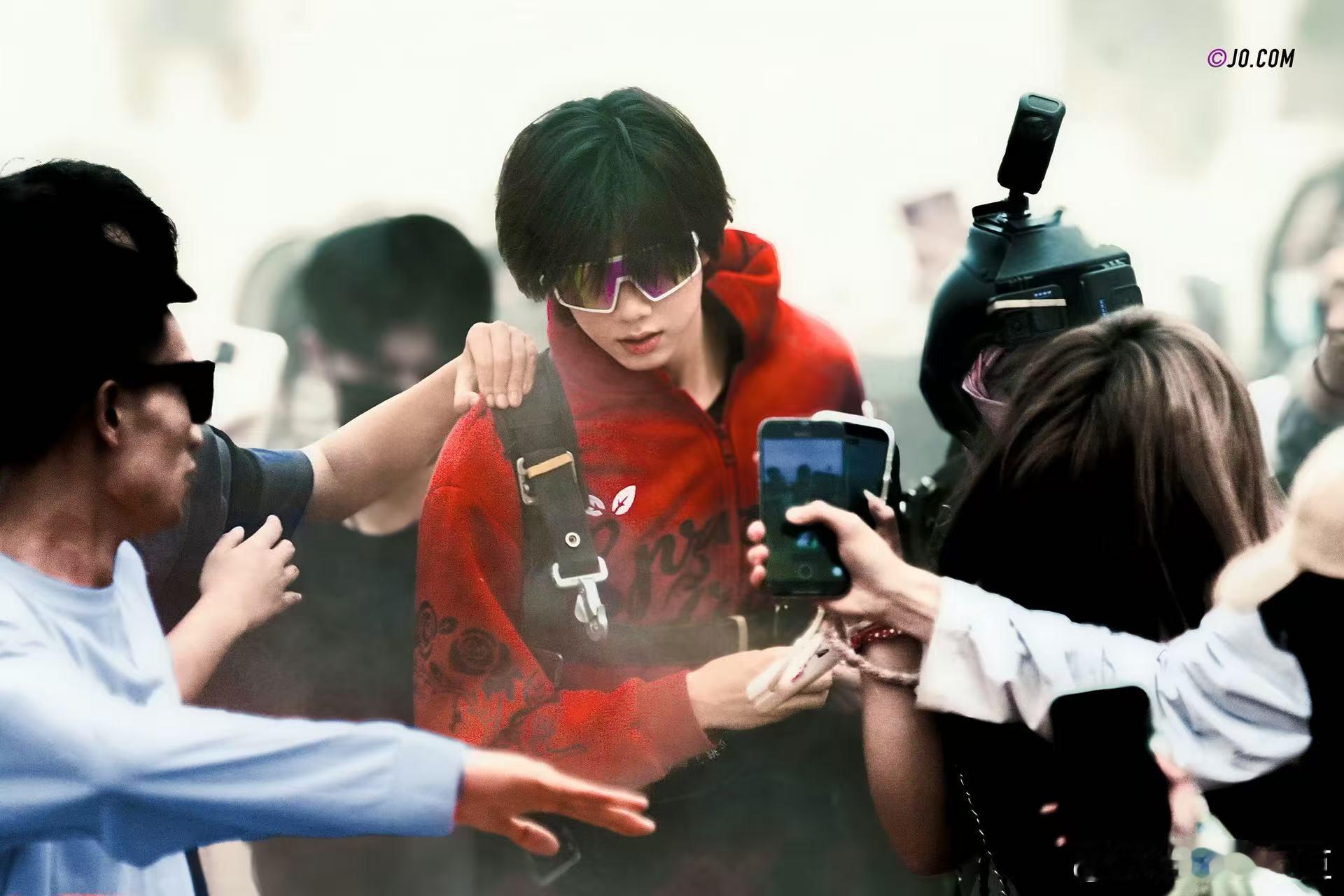 陈奕恒天选无限流男主 红衣造型直接封神，在充满危险的设定里格外有存在感，陈奕恒天