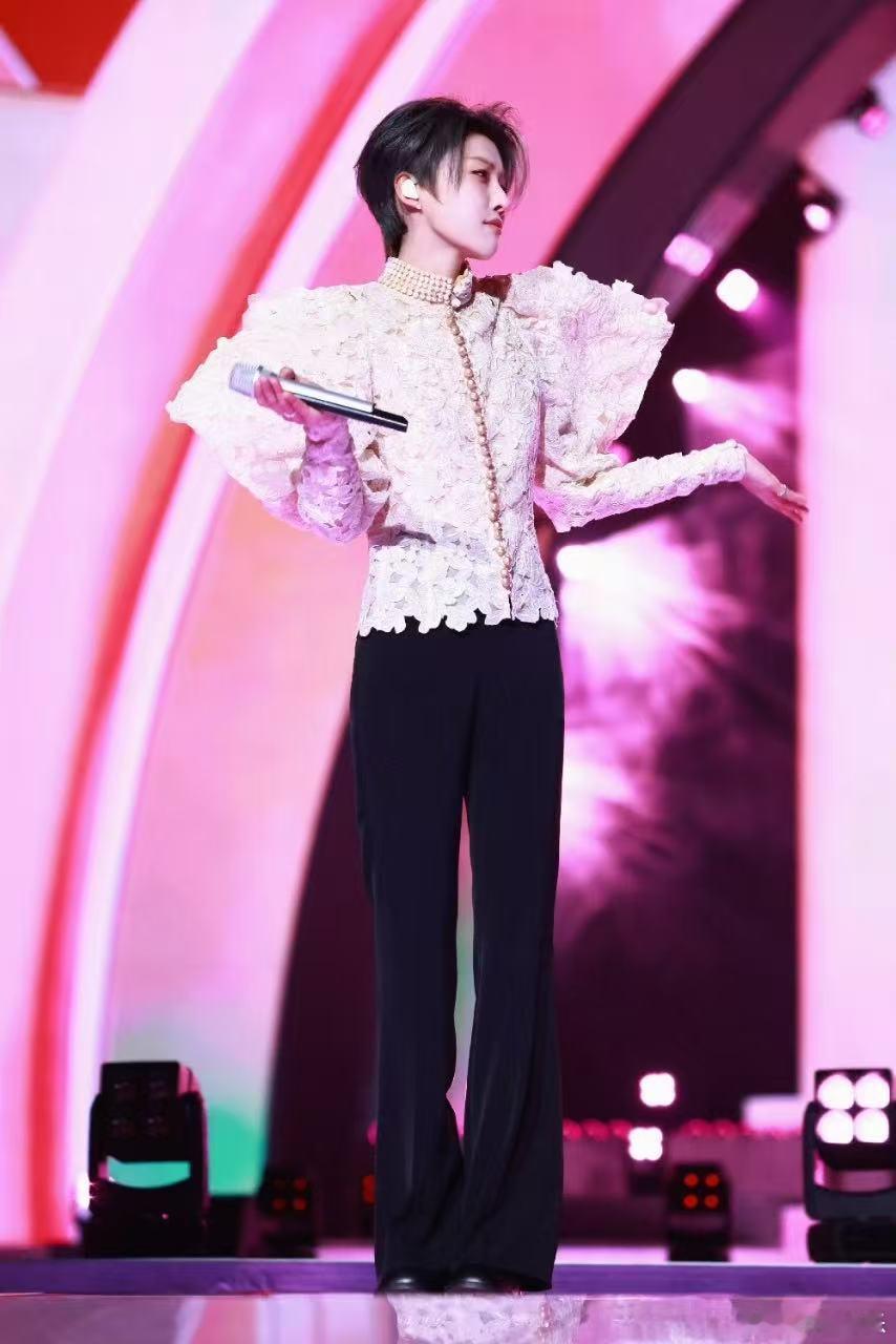 网传刘雨昕苏州站嘉宾是陈伟霆 官方快给个准信！已经把抢票软件提前备好，就等确认嘉