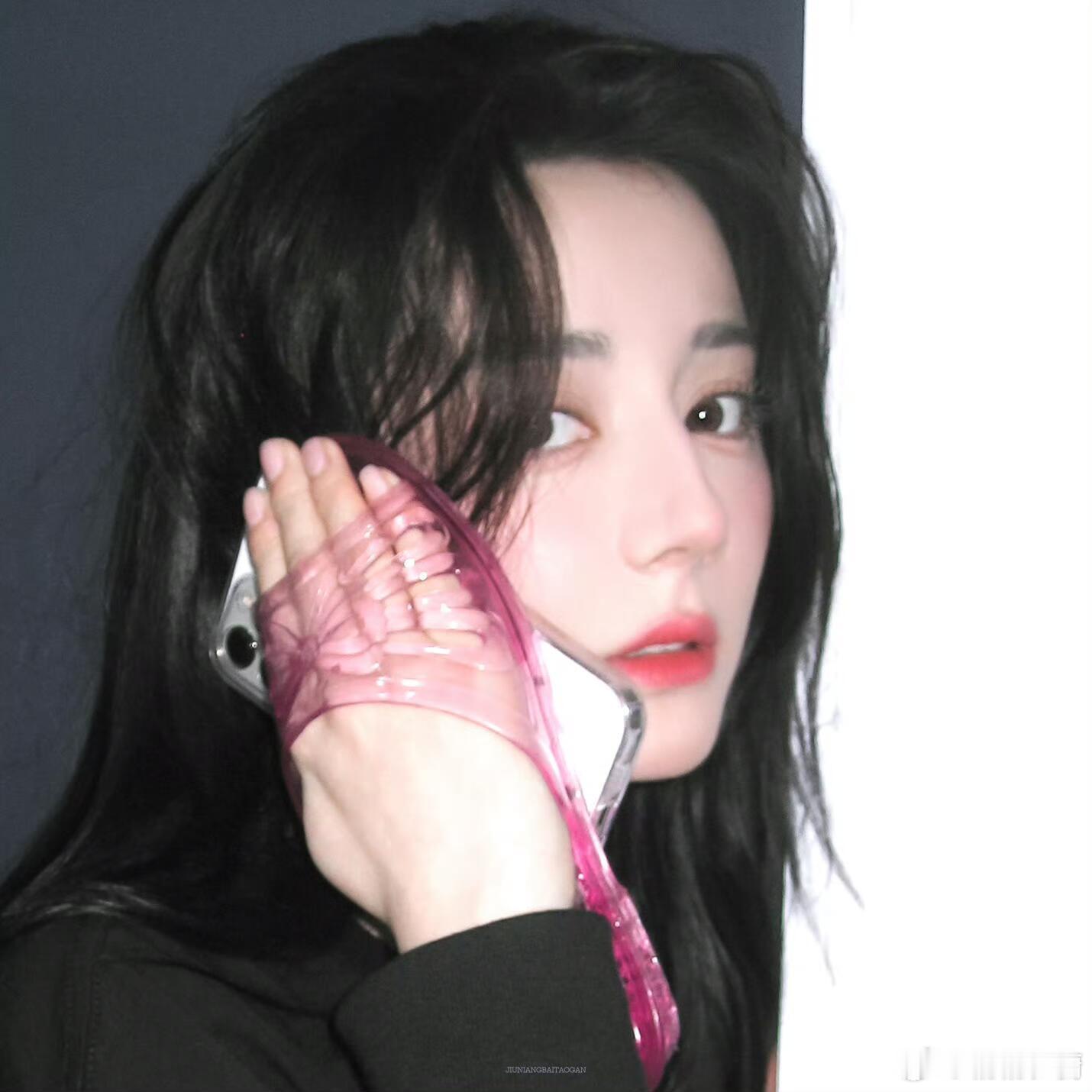 谁给迪丽热巴买的手机壳 粉色水晶拖鞋+铁锹的手机壳？！这什么神仙搭配啊笑死，快告