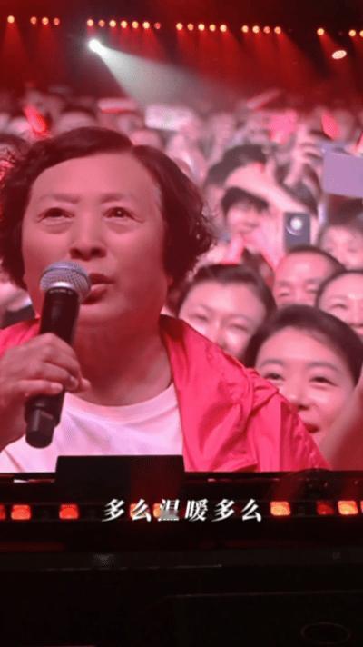 李玉刚母子合唱北京的金山上 舞台上最动人的从来不是高音有多高，而是他侧过头看妈妈