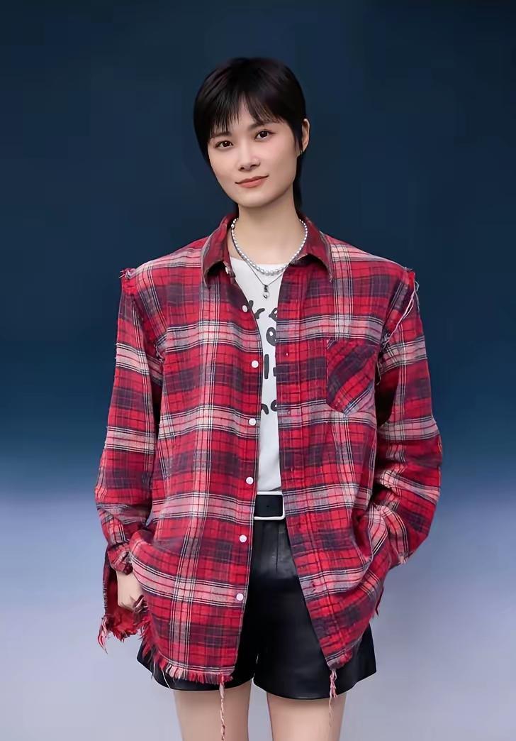 你们都被她骗了。
李宇春最大的魅力，不在舞台上。
上周后台偶遇，她刚结束八小时排