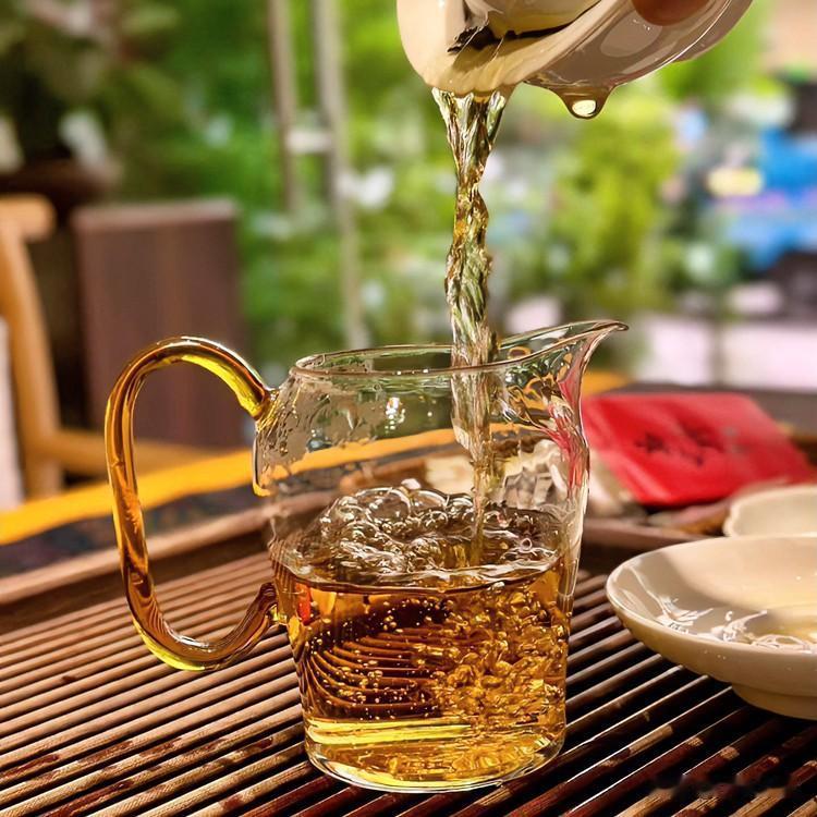 《茶时诗经变体》
取叶于青箬，注汤于素瓷。
盏浅意自远，茶烟袅如时。
苦有苦之味