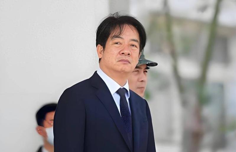日本熊本发生地震，岛内政客的“膝盖就软”了。平时对大陆横眉冷对，“主子”出事却急