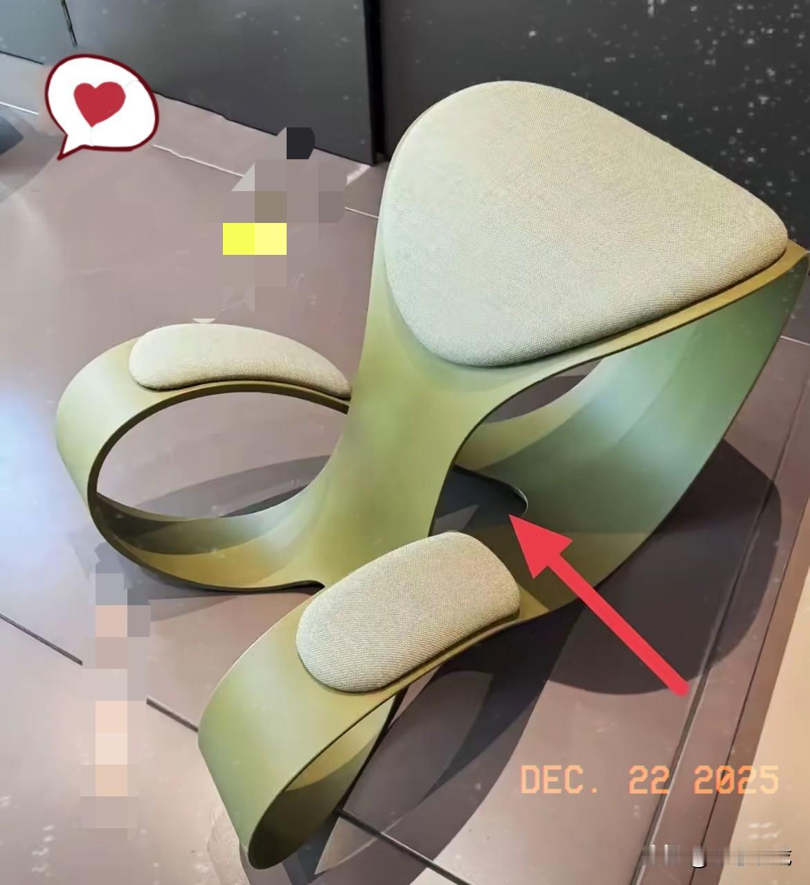 部门团建蹭饭，
直男同事的一个操作直接让女同事原地社死！
人多凳子不够，他二话不