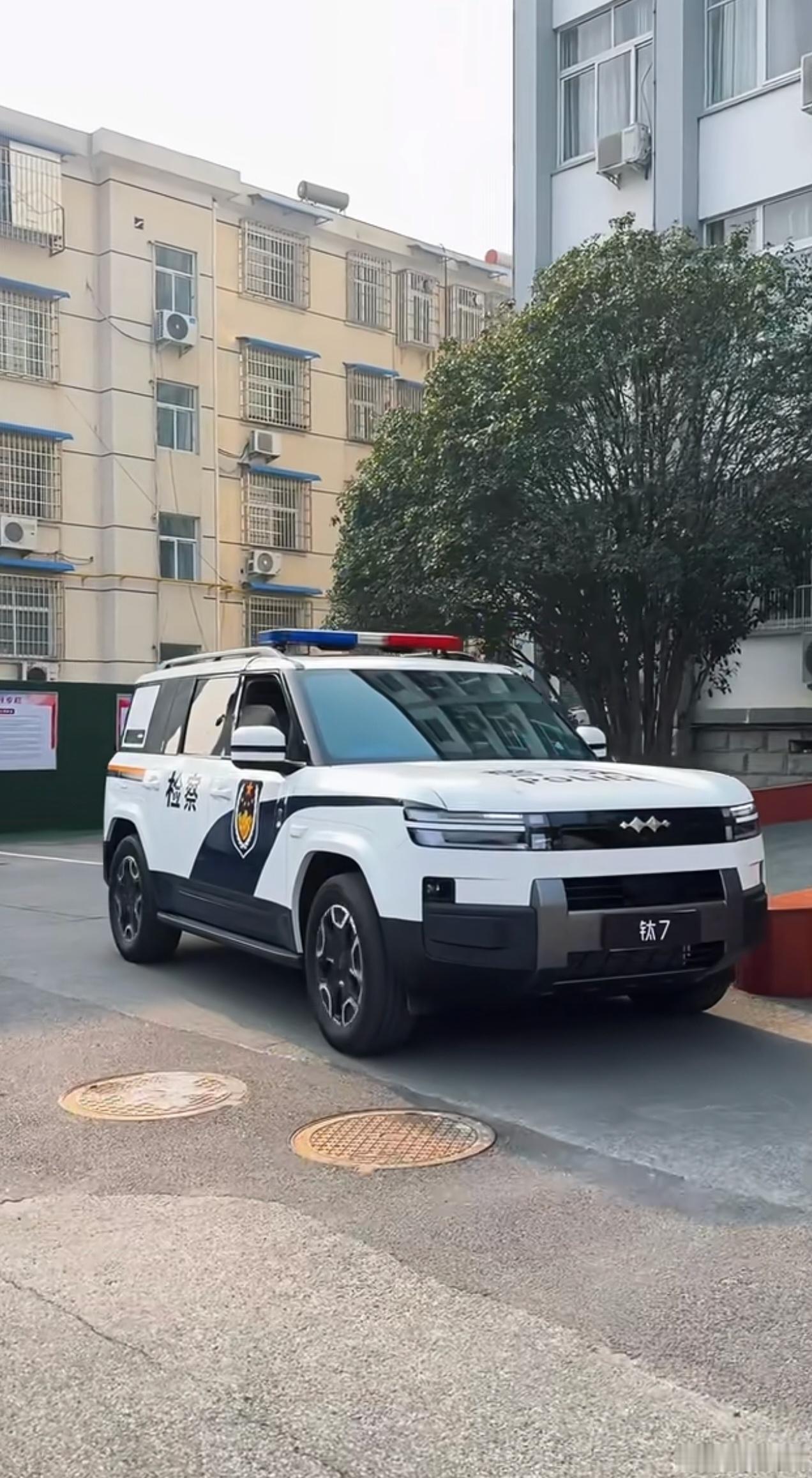 昨天我拍完新车从厦门回来，然后有个事得分享下，厦门的Police有列装方程豹钛7