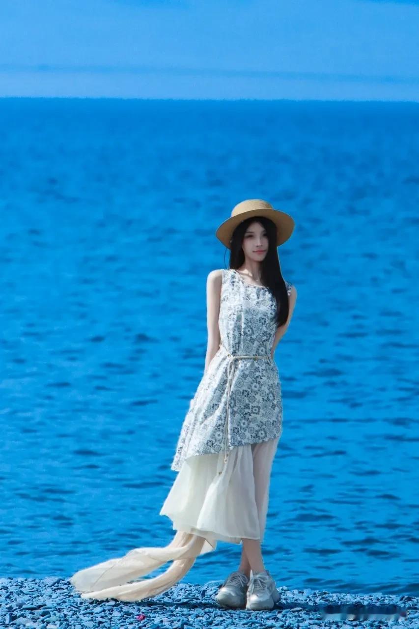 🌸伊犁9天实况播报🌸
热爱是旅行的起点，剩下的交给新疆的缘分～
/赛里木湖/