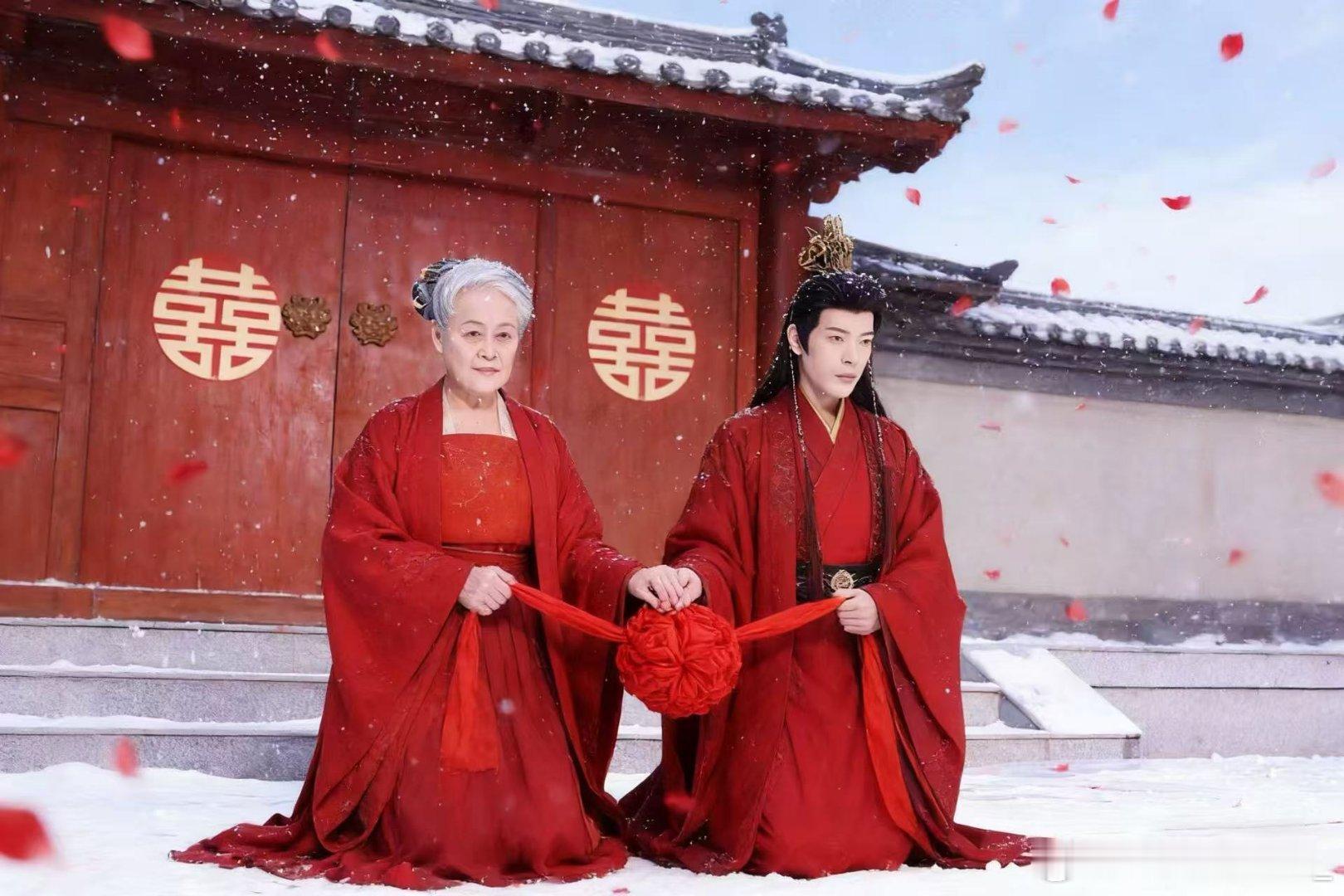 第一次磕这么冷门的短剧CP全资进组一部吐槽内娱的短剧，竟靠一对反差极大的CP走红