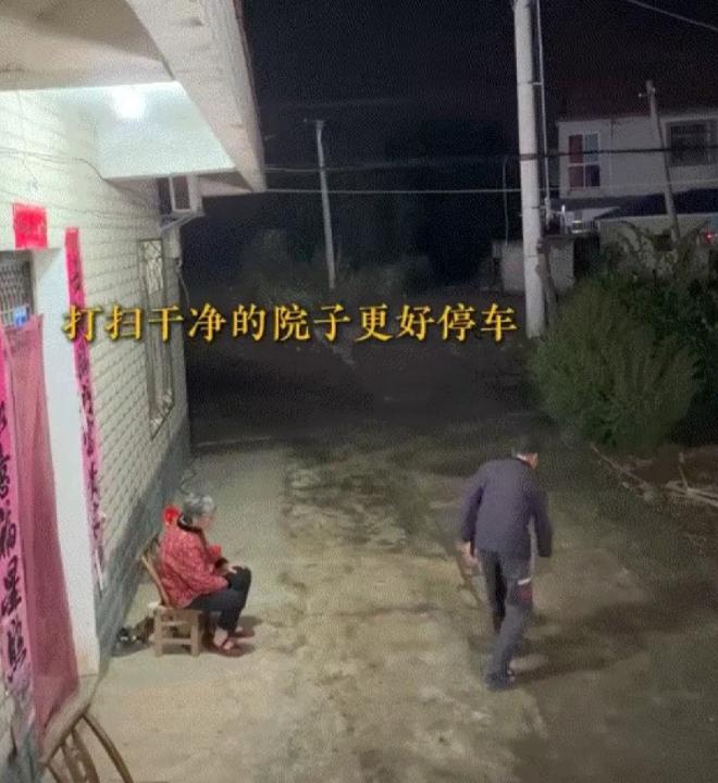 中秋夜，路上车流拥堵，儿子和儿媳被堵在半路，迟迟没能到家。老两口就搬着凳子坐在家