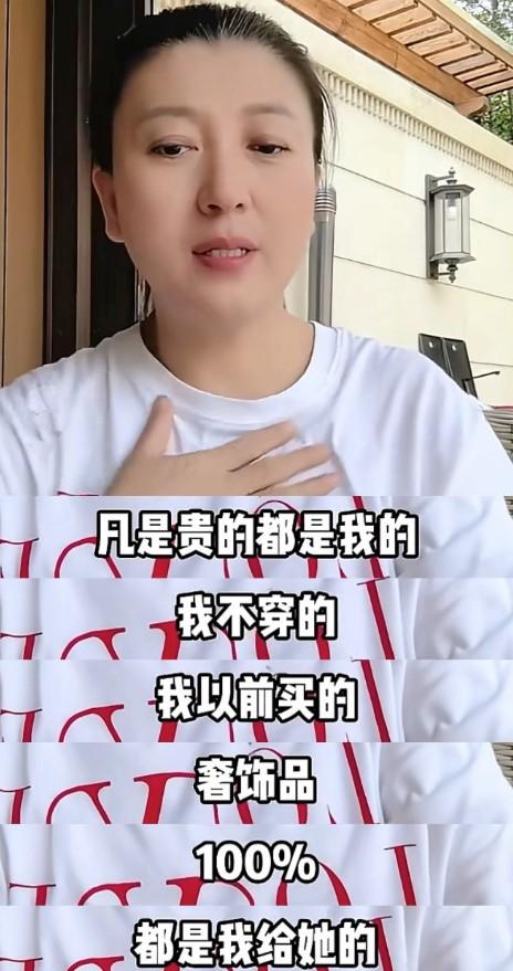 闫学晶的日子入不敷出，好像和我们普通人的有些不一样。
 
当下社会很多人还在为温