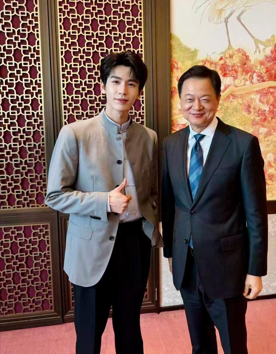 锡玮大哥也追星啊，见到偶像笑容灿烂！周锡玮说，关键是我的儿子和儿媳妇追啊，我得满