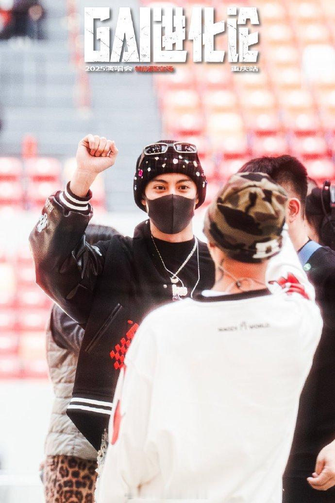 王鹤棣GAI重庆演唱会彩排照 这个河堤是在宣誓吗✊[笑cry] ​​​