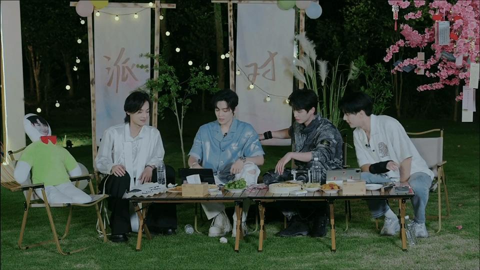 #侯明昊何与张宸逍三头六臂##侯明昊何与张宸逍千手观音#哥几个好会整活 我们少年