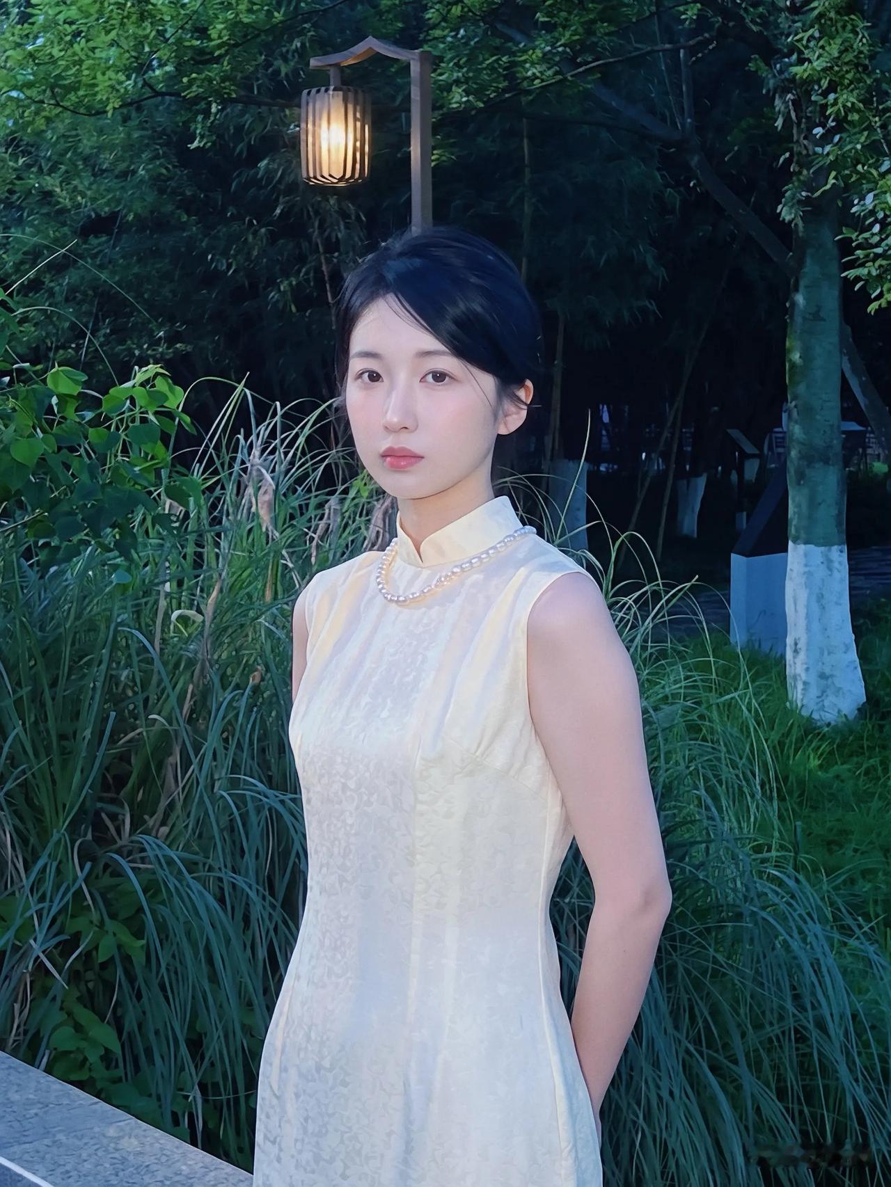 你眉目如当年，
流转我心间。
自己做的旗袍，
好适合这首歌，
淡淡的白月光！
