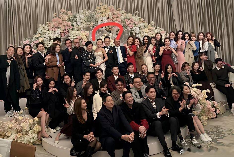 才知道，卫诗雅人缘这么好。看了她在2025年的婚礼，她大方晒照，来了很多我熟悉的