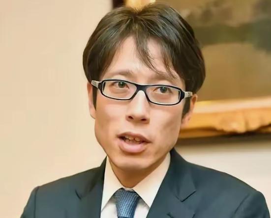 日本明治天皇的玄孙、极端右翼代表人士竹田恒泰昨晚（3月24日晚）写道

一个日本