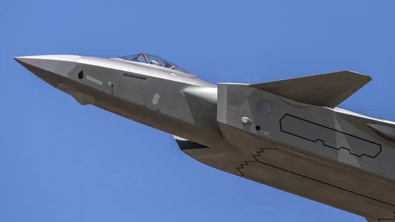 黄皮歼20A被叫做“粗脖子版”，是网友对其升级设计的形象调侃。基础款歼20是气泡