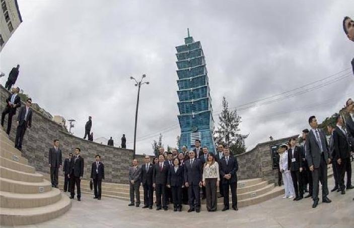 洪都拉斯当年还造了一个12米的101模型，象征“友谊永固”，现在不知道这个模型咋