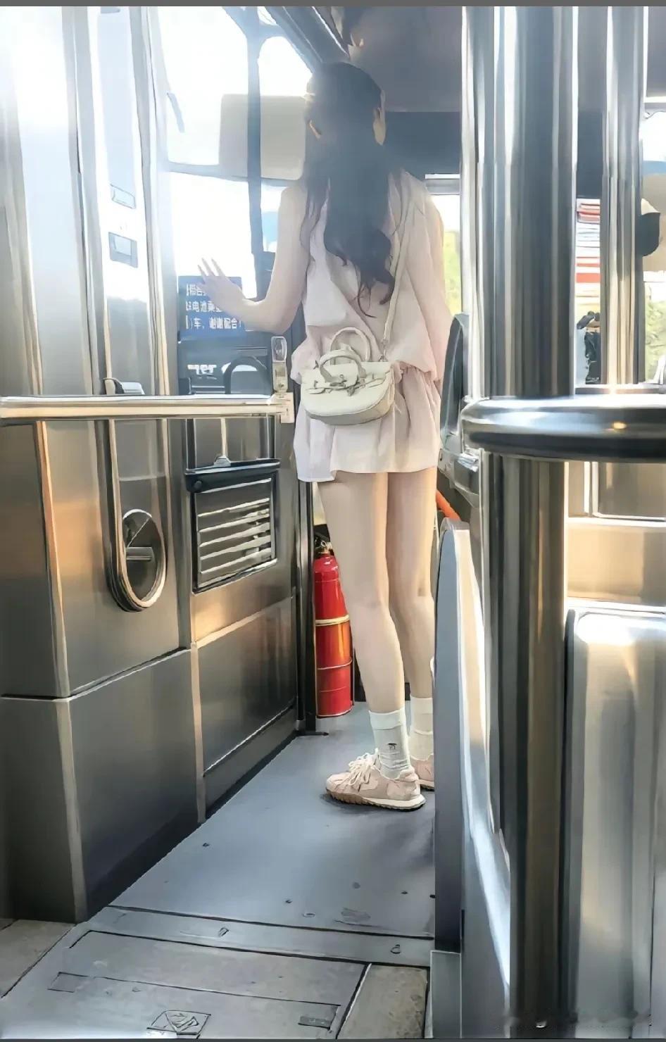 坐公交车也能遇到这种冷白皮[害羞]