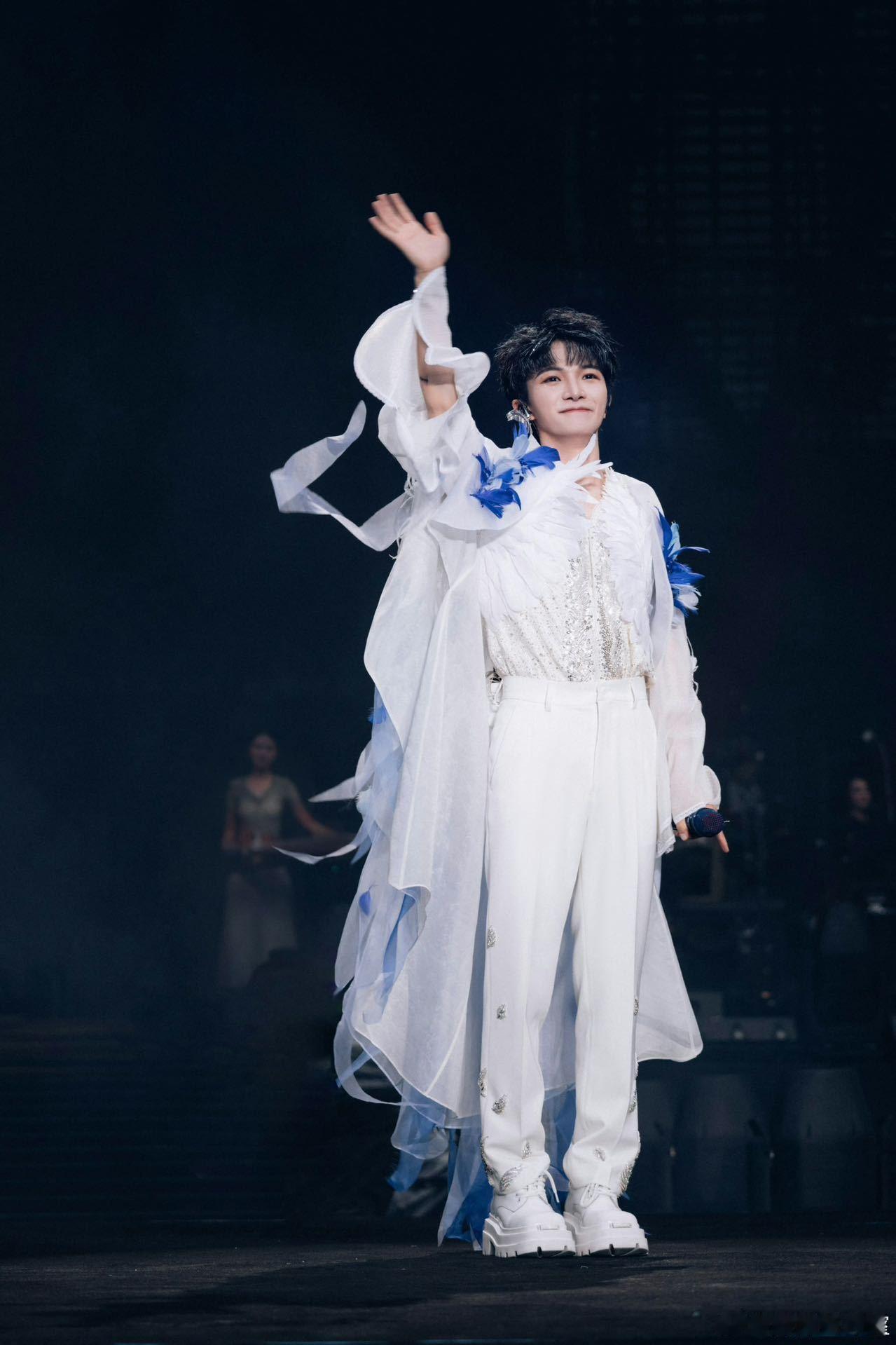 #周深在成都吃了蚊子刺身#周深在哪里都自带笑点啊，正深情演唱着呢突然来了一只蚊子