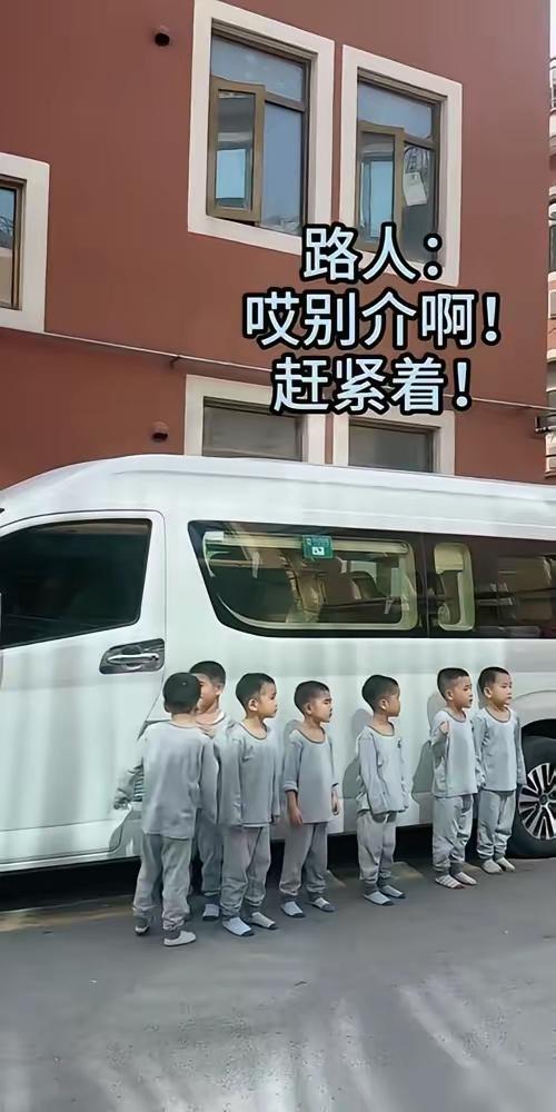 北京那位52岁辞职带七胞胎的爹，出事了。七个小子从别墅往楼下扔靠垫，邻居找上门，