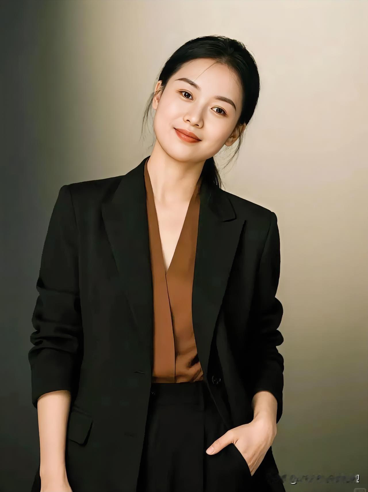 发现美黑西装勾勒从容，暖棕内衬温柔，眼眸藏着星河与坚定。