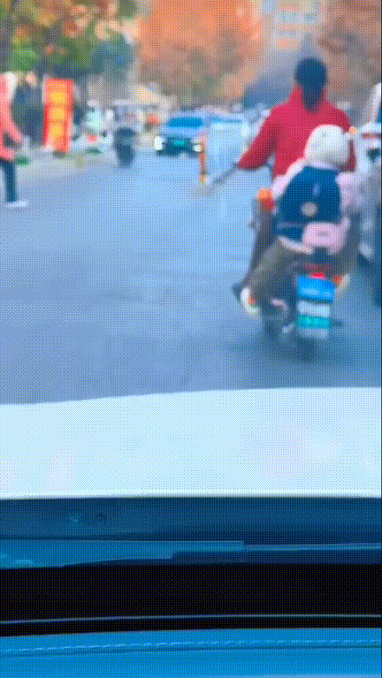 早上开车经过学校门口，正烦躁呢，突然被个小不点整破防了！
 
一个妈妈骑着电动车
