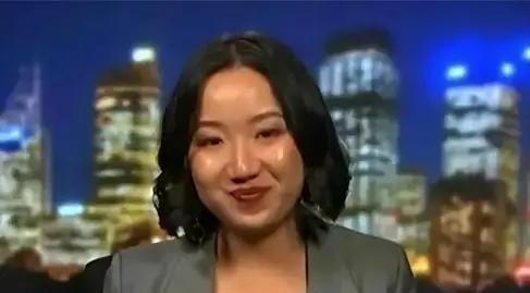 一位穿着宽松连帽衫、顶着一宗中国脸孔的女子，正对着空旷大声地嘶喊。

那些话早几