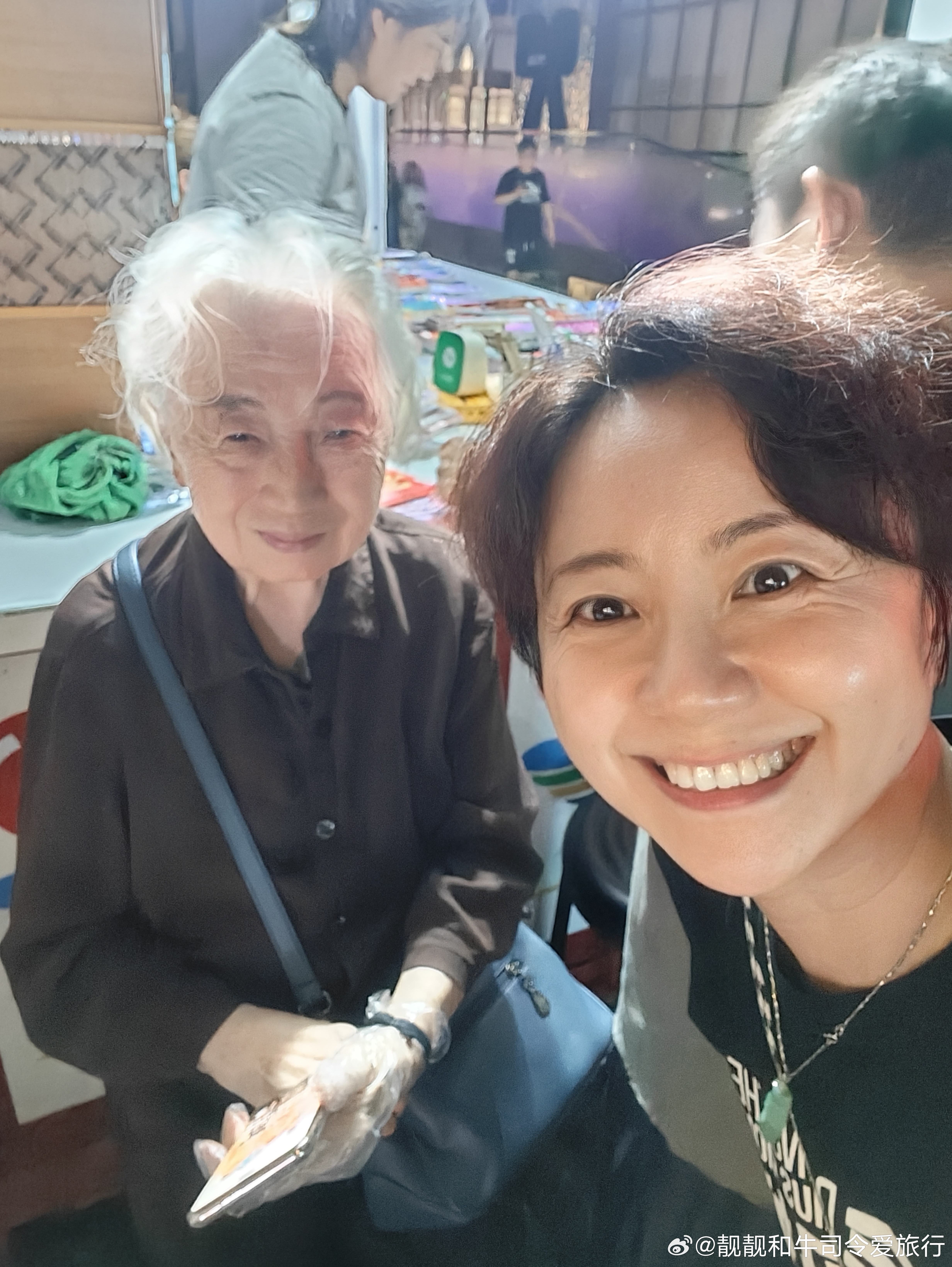 昨晚去广州东站接从北京来的小侄女。路边看见一对白发苍苍的老夫妇，看模样像是在等车