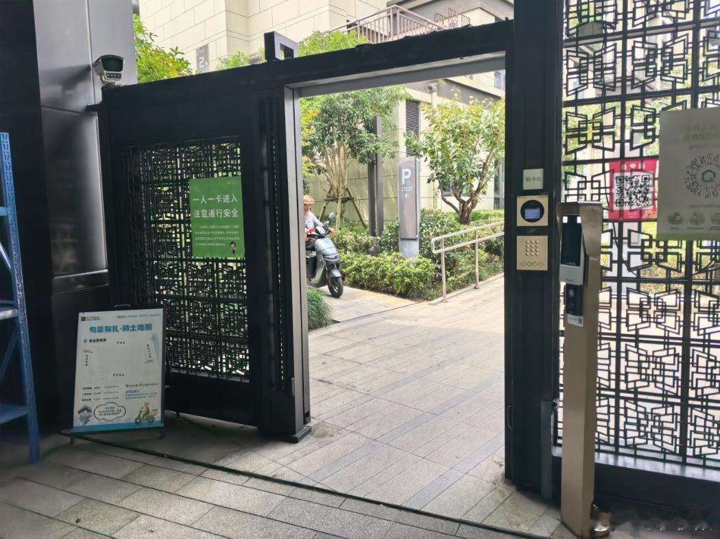 【宁波一老人跟随进入被小区门禁砸伤 ，谁之过？】近日，网友邓先生通过宁波民生e点