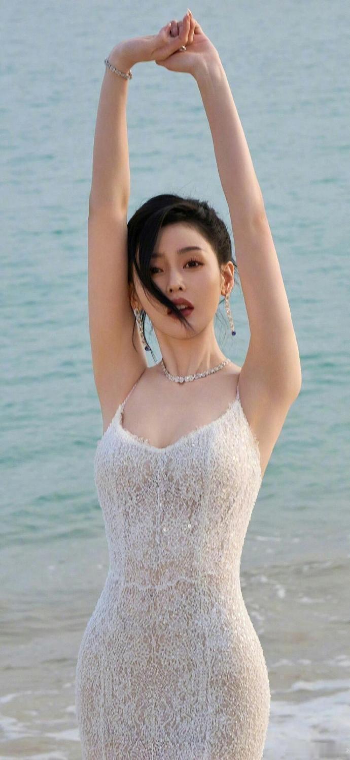 明人不说暗话，我爱张天爱的大PP。 