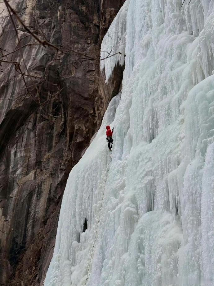 王一博冬训结束王一博晒攀冰照攀冰照的力量感拉满，冬训的付出值得喝彩，这份认真与勇