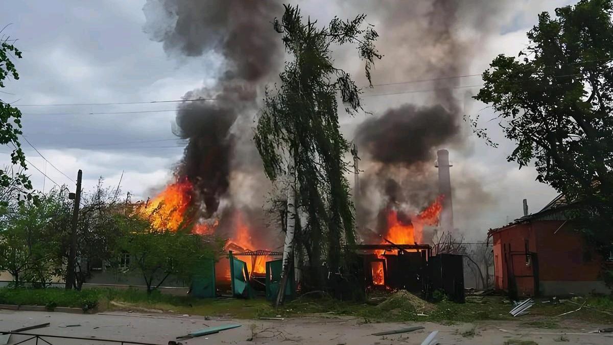 俄军基本上已经完全围困红军城，俄军利用敢死突击部队已占领红军城全域，仅剩零星乌军