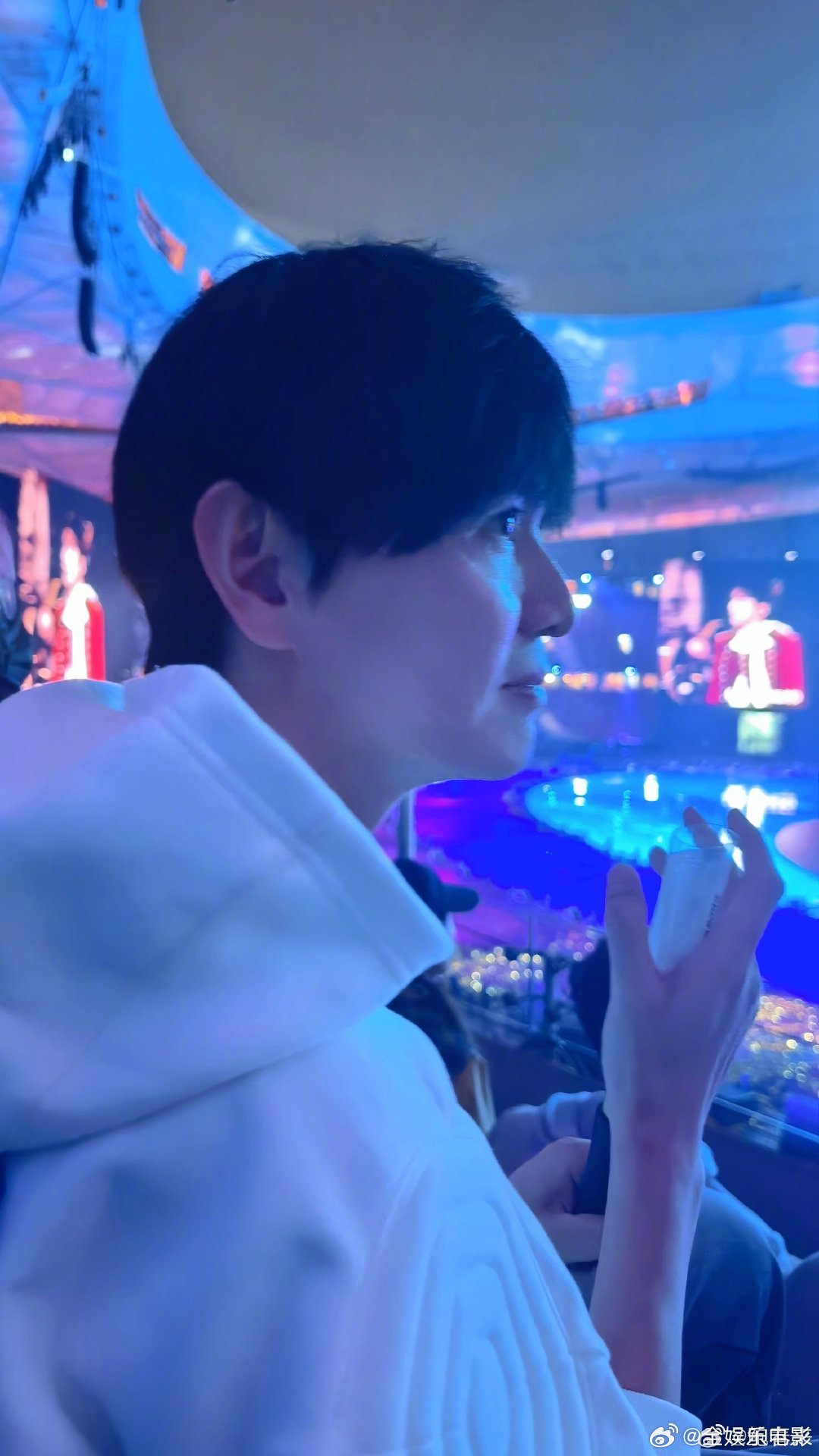 鲍春来第一次现场看张杰演唱会鲍春来第一次看张杰演唱会 第一次现场看杰哥演唱会，今