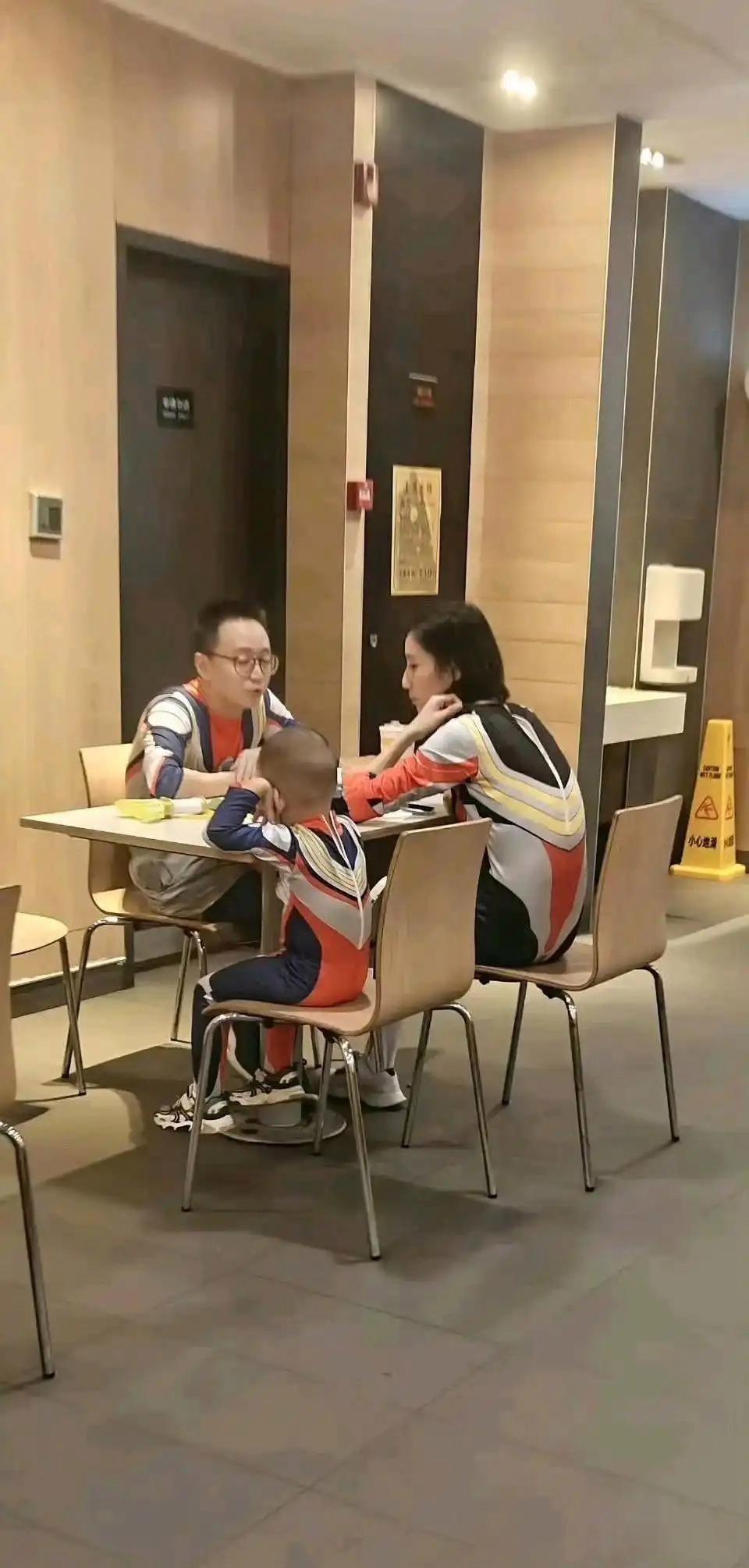 这一家三口真的是太幸福了