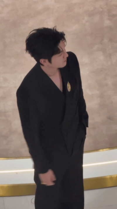 杨旭文我没听错吧 线下活动颜值状态双在线，深V黑西装搭配金色胸针又帅又贵气。被男