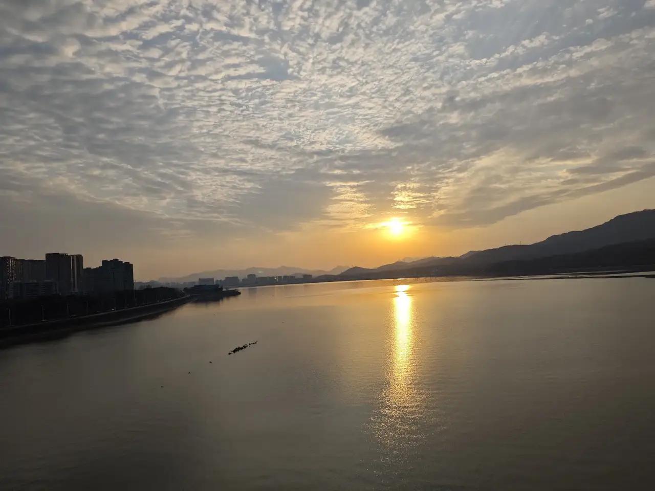 钱塘江日落十分壮观，夕阳把江面染成了金黄色，完美诠释了“落日映红千江水”，人生匆