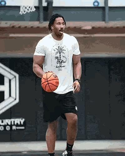 “打橄榄球的瞧不上打NBA的！”这话不是空穴来风。ESPN运动科学分析过，NFL