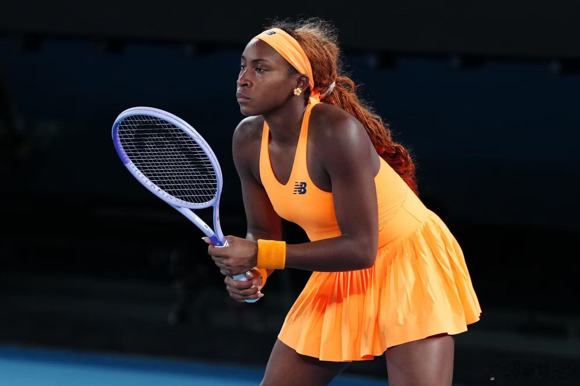 图3高芙手里这把拍子已阵亡。高芙赛后摔拍高芙出局后摔拍