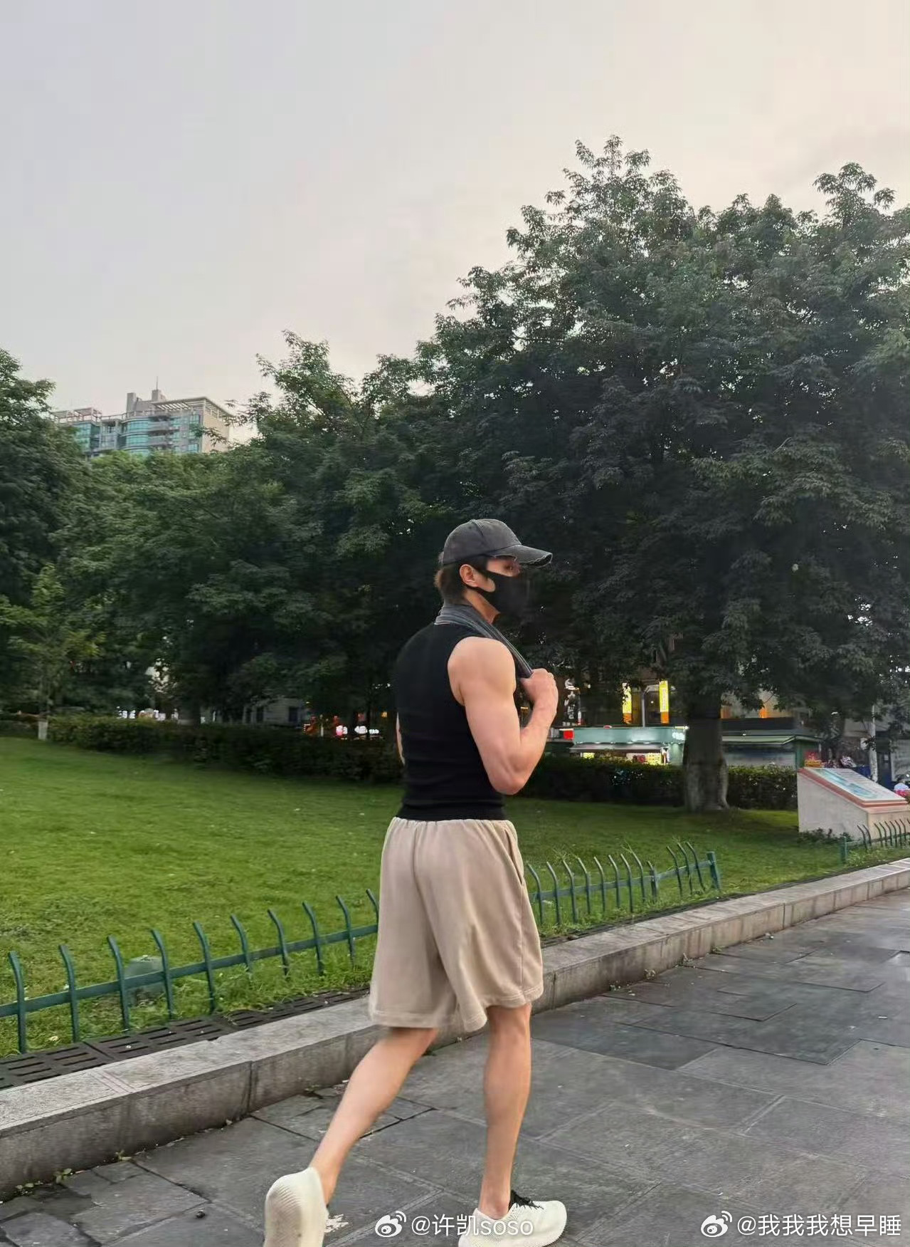这个许凯怎么做到脱衣有肉，穿衣显瘦的，很想请教 