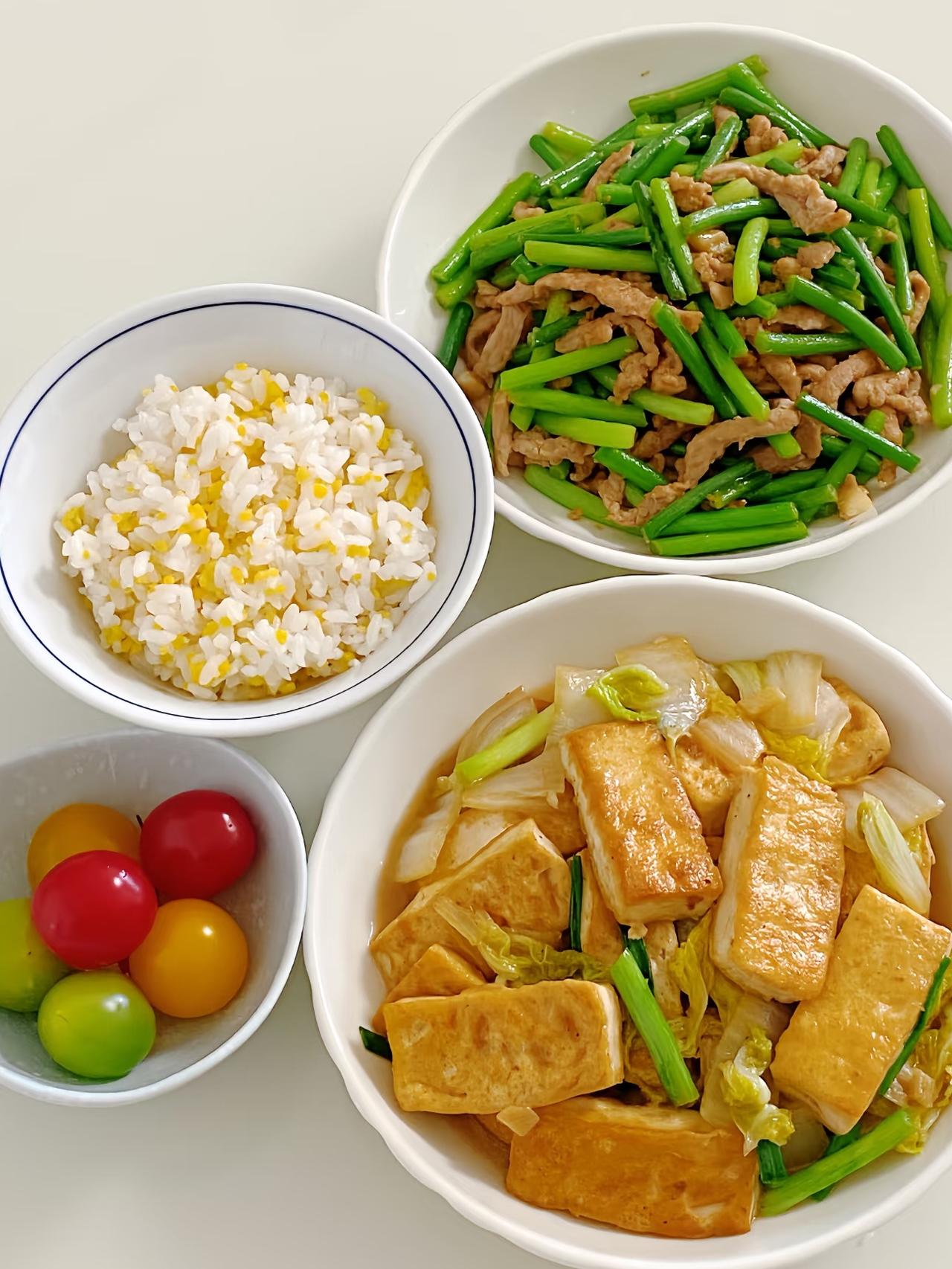 饿了有饭吃，累了有床躺，难过有人陪，想要的慢慢实现，不被焦虑追着跑，每天都能安心