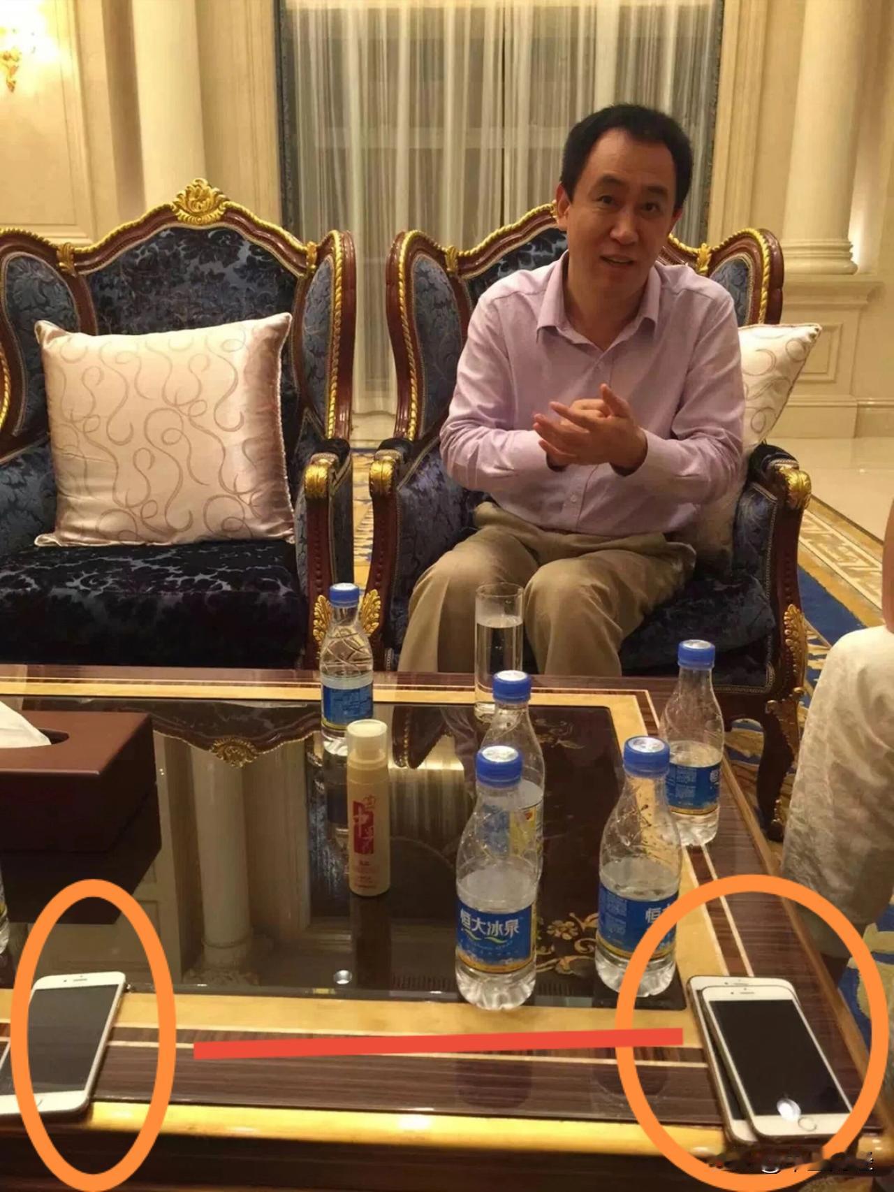 这是许家印当年与客人会谈时的一个场景，大致时间推算在2015至2018年之间。