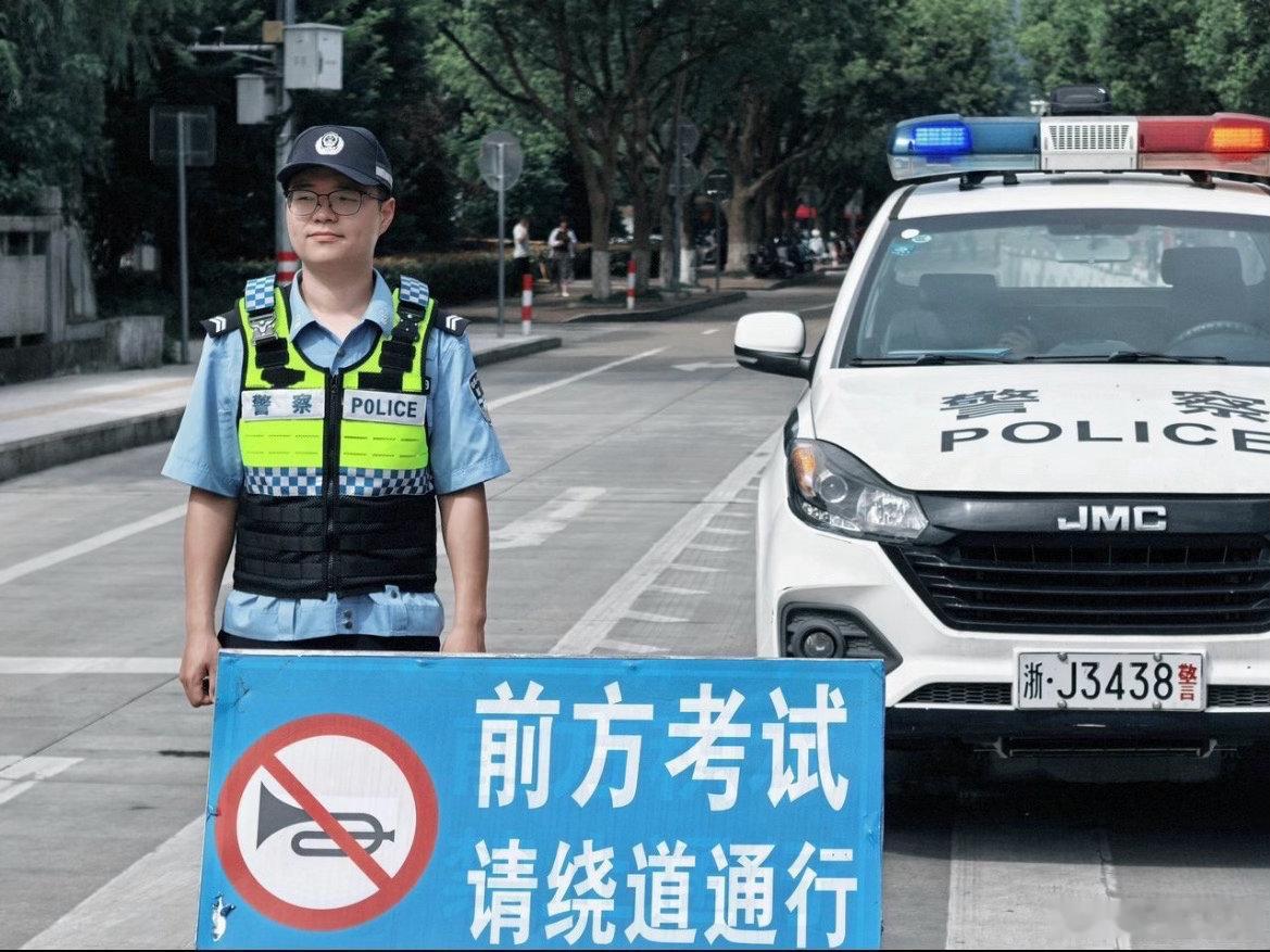 受伤考生拄拐赶考台州民警全程护送护航高考不缺位！天台民警贴心搀扶受伤考生，温情服