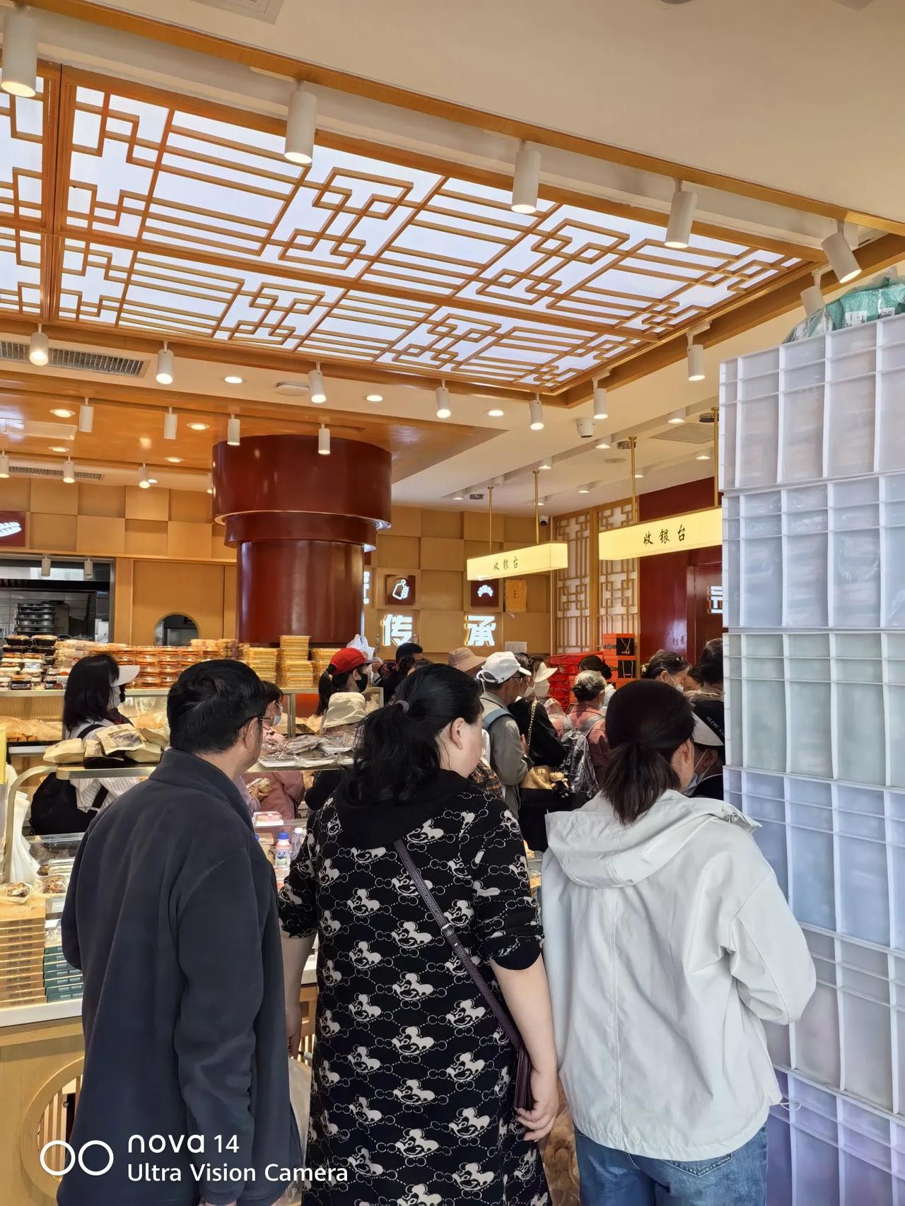 昆明市环城南路，明通商场边上的这家糕点店，说实话确实性价比高，买了好多次，周五的