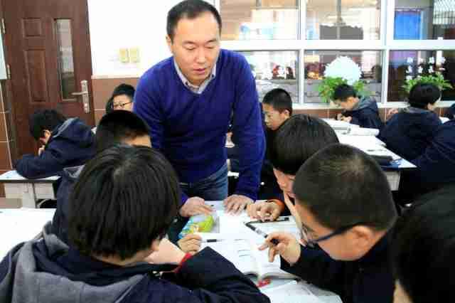 父母的不容易，
是撑起家；
孩子的不容易，
是长成光。
两份辛苦，
不是对手，